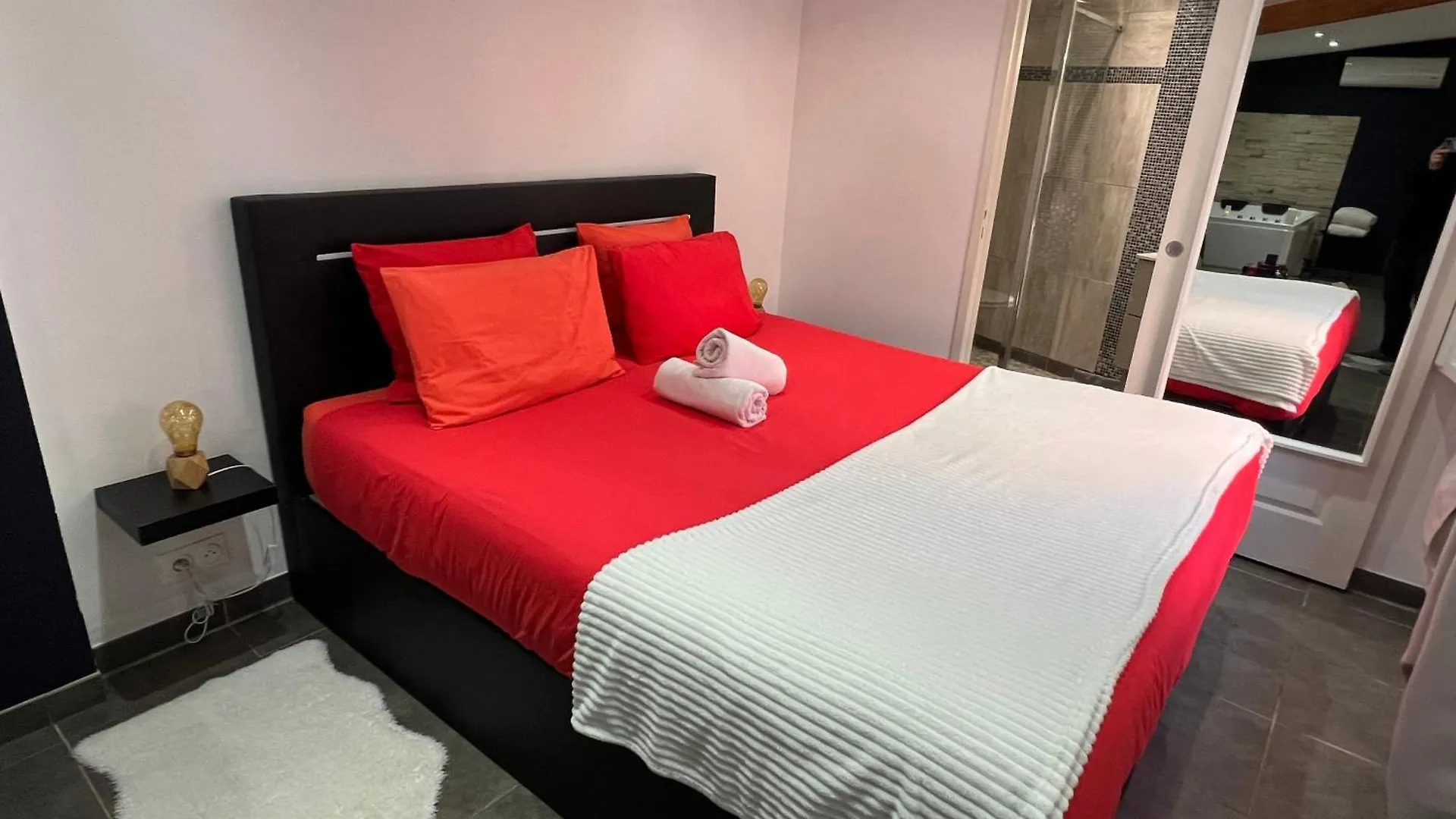 Holiday home Lestudio83210 Loveroom Jacuzzi Balneo Petit Dejeuner Inclus Belgentier