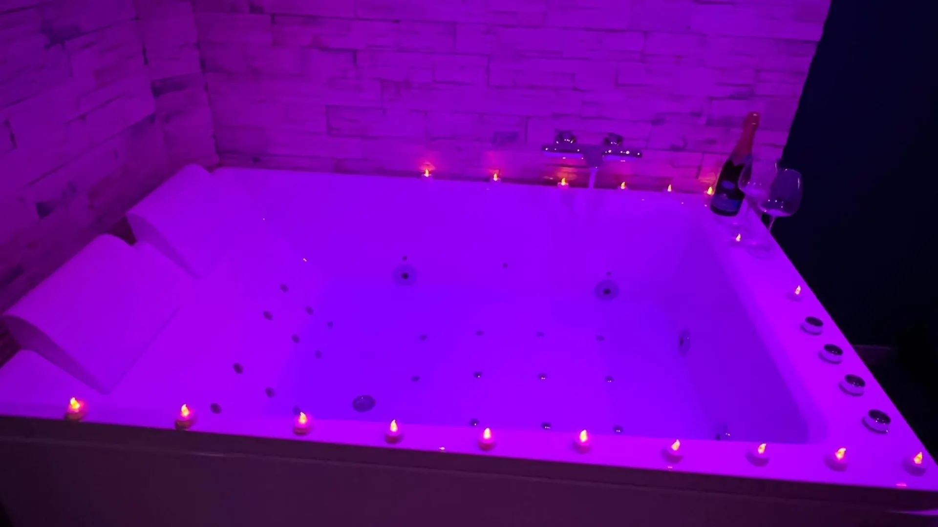 Holiday home Lestudio83210 Loveroom Jacuzzi Balneo Petit Dejeuner Inclus Belgentier