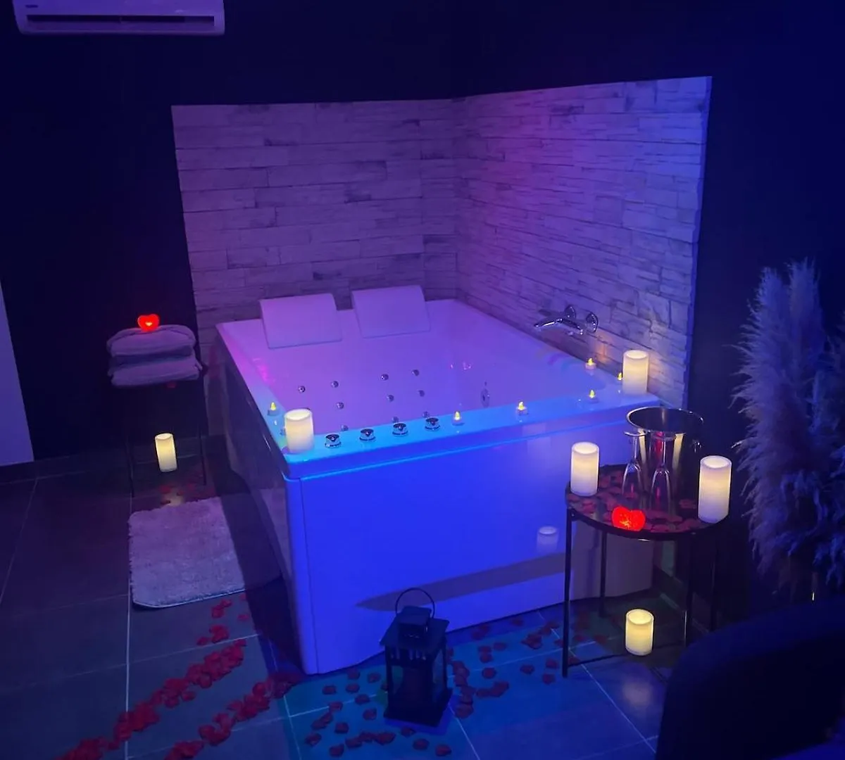 Holiday home Lestudio83210 Loveroom Jacuzzi Balneo Petit Dejeuner Inclus Belgentier France