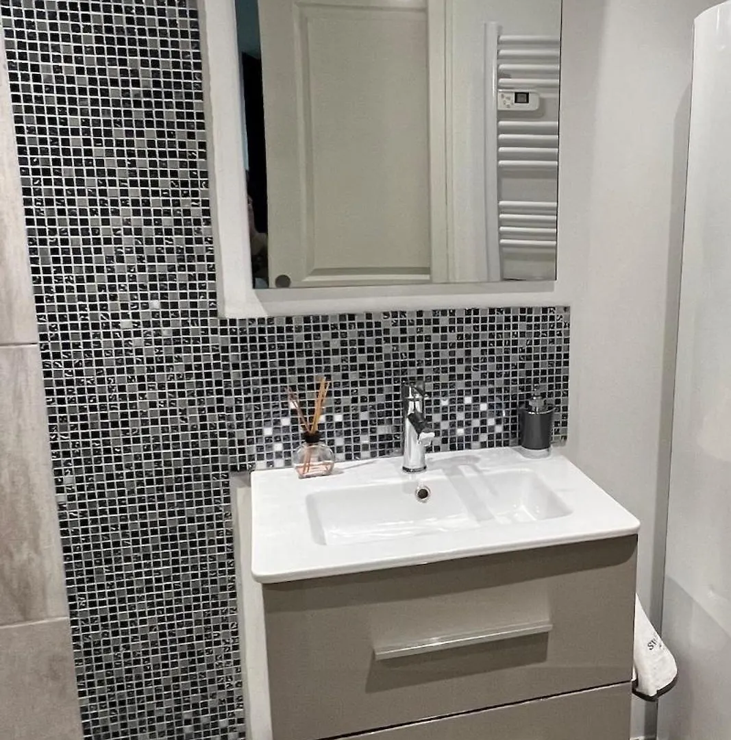 Lestudio83210 Loveroom Jacuzzi Balneo Petit Dejeuner Inclus Belgentier 0*,